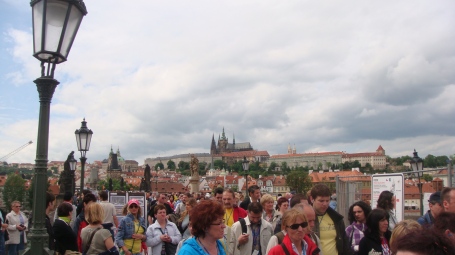 Movimento na Ponte Charles com o castelo de Praga no horizonte