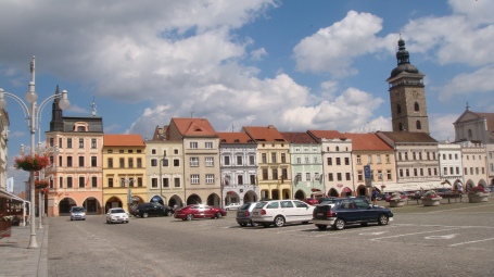 Um dos ângulos da praça de České Budějovice, considerada a maior praça do país. 