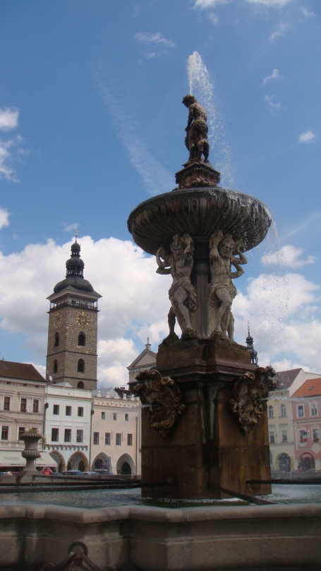 A Samson's Fountain erguida em 1726 é marcante com sua localização bem no meio da praça.